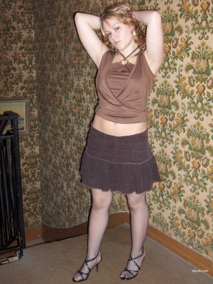 Curvy Amateur Girl's Explicit Homemade Porn Pics