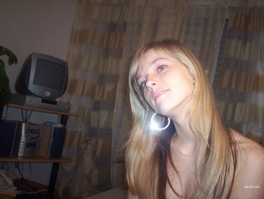 Hot young beauty poses naked and rides pussy on bottle in explicit amateur porn photo