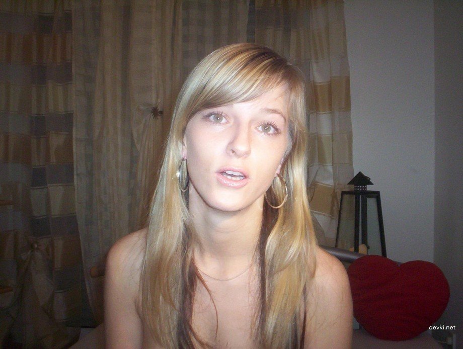 Hot young beauty poses naked and rides pussy on bottle in explicit amateur porn photo