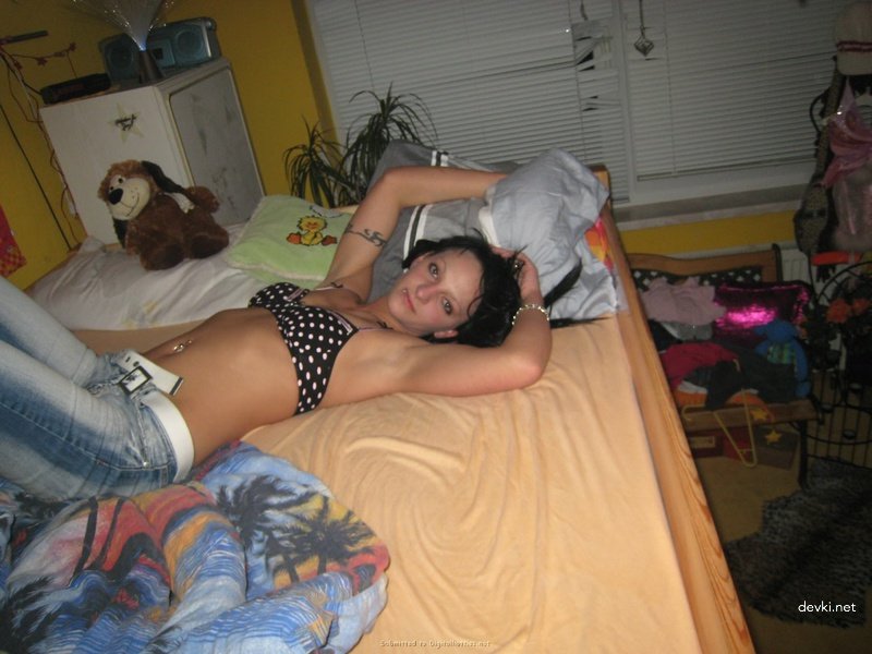 Amateur Guy Films His Girlfriend in Explicit Homemade Video