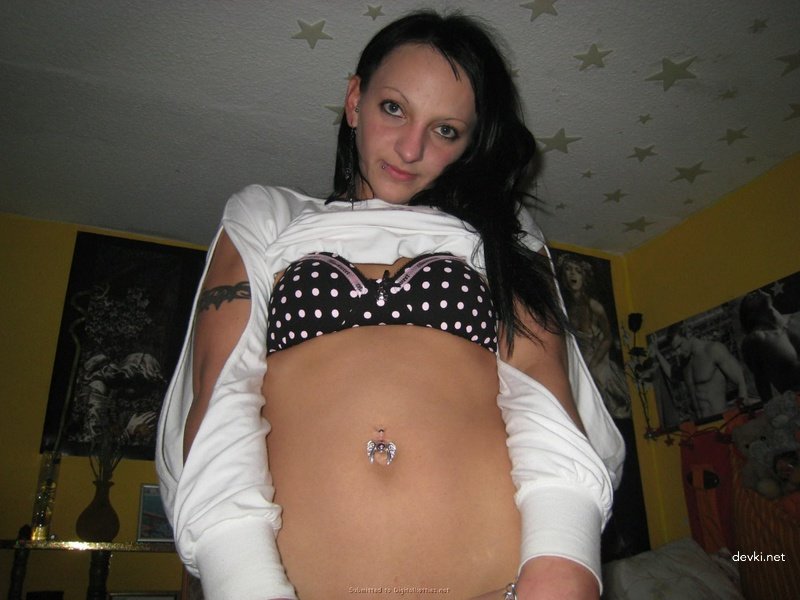 Amateur Guy Films His Girlfriend in Explicit Homemade Video