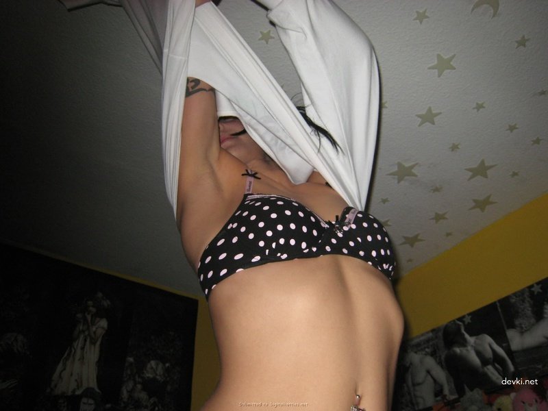 Amateur Guy Films His Girlfriend in Explicit Homemade Video