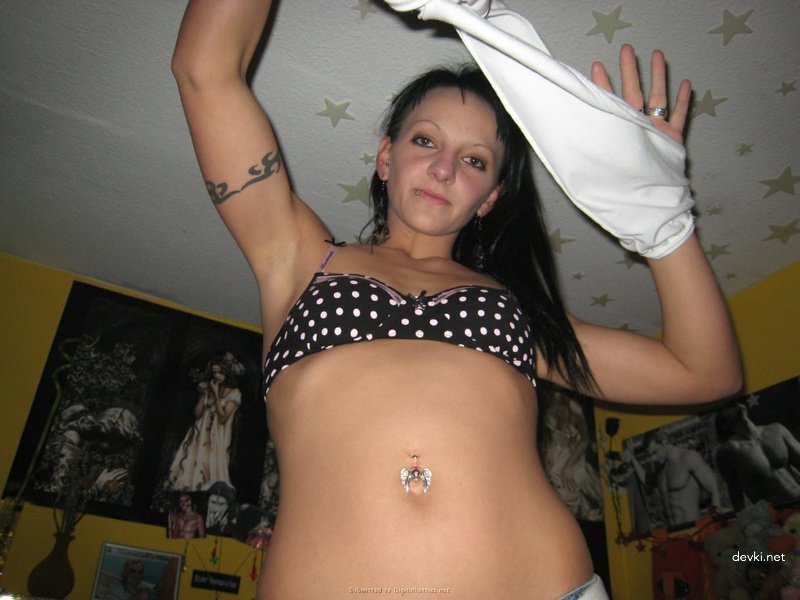 Amateur Guy Films His Girlfriend in Explicit Homemade Video