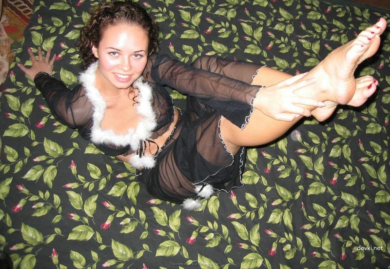 Curly beauty shows pussy: Explicit amateur photo
