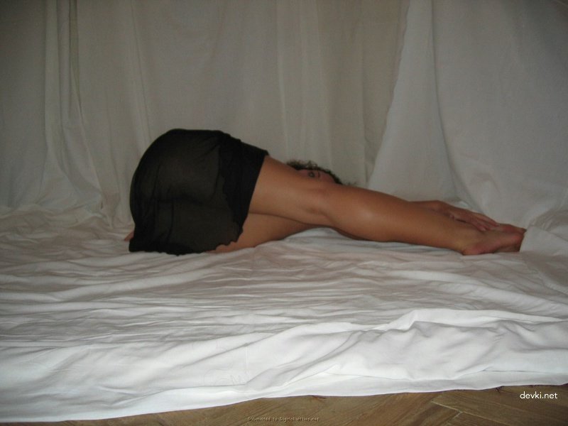 Curly beauty shows pussy: Explicit amateur photo