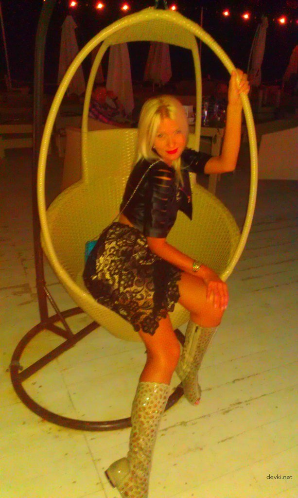 Amateur Nude Lady: Explicit Photo Shoot with Naked Madam - Uncensored XXX Content