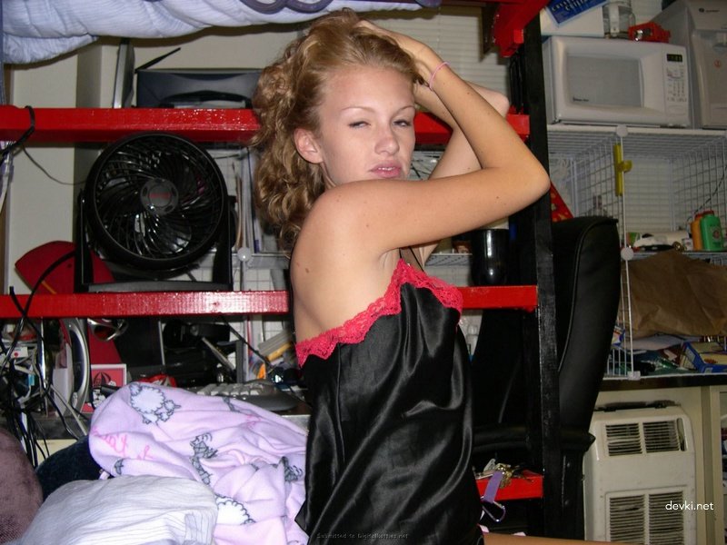 Amateur Photos: Pantyless Girlfriend Spoiled and Stripped Explicitly