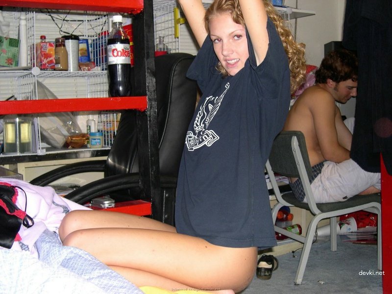 Amateur Photos: Pantyless Girlfriend Spoiled and Stripped Explicitly