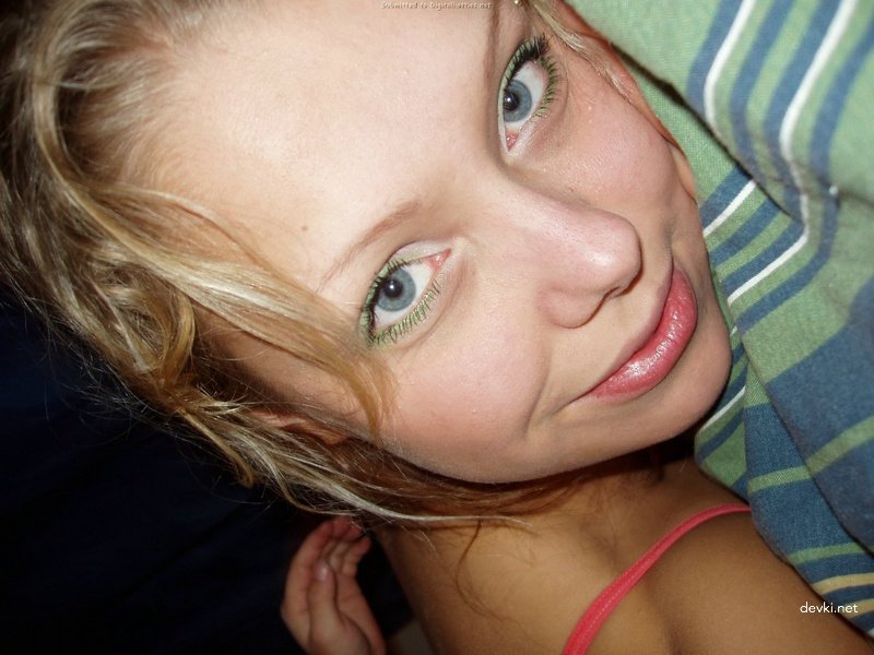 Drunk babe flaunts her pussy - Explicit amateur photo exhibition