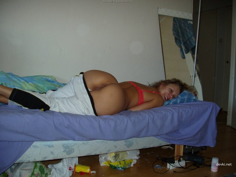 Drunk babe flaunts her pussy - Explicit amateur photo exhibition