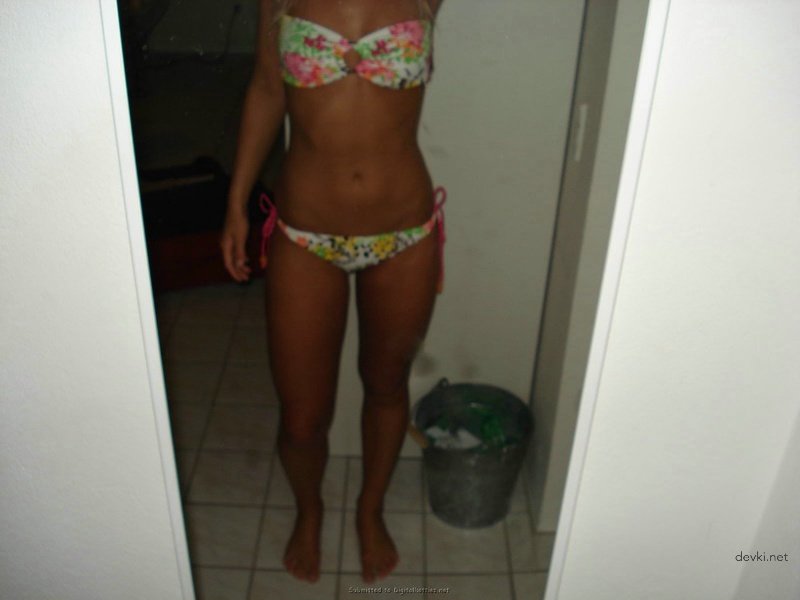 Sun-Kissed Blonde Takes Explicit Selfies in Mirror - Amateur Photo