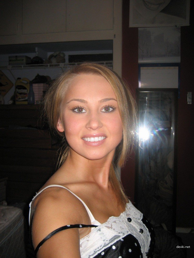 Sweet Girl's Pussy Amateur Photo - Explicit Close-Up Shot for Adults Only