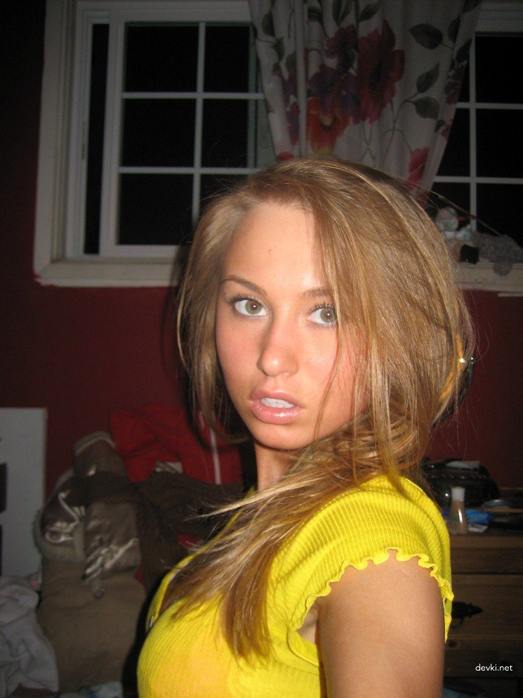 Sweet Girl's Pussy Amateur Photo - Explicit Close-Up Shot for Adults Only