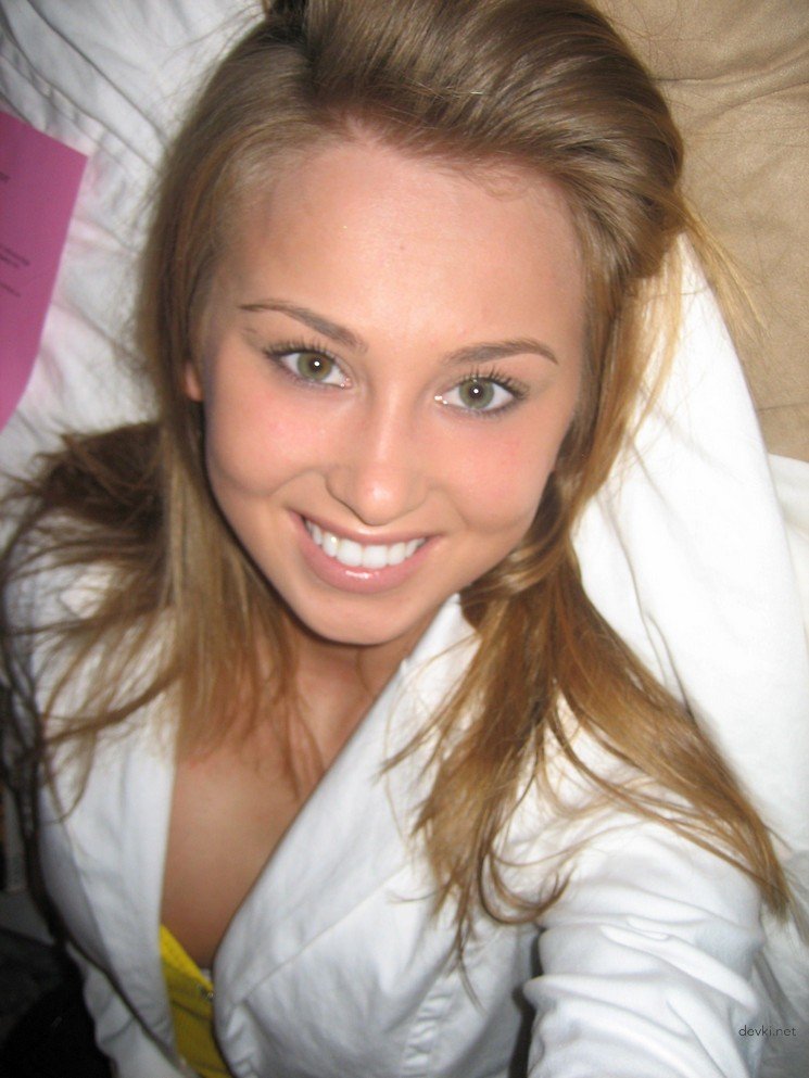 Sweet Girl's Pussy Amateur Photo - Explicit Close-Up Shot for Adults Only