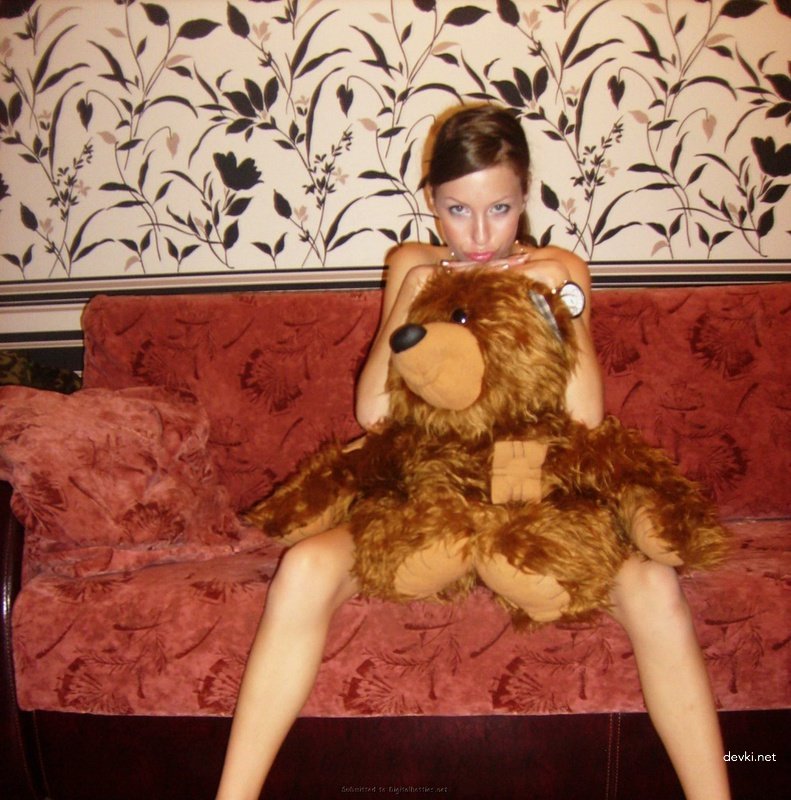 Young beauty gets cum on pussy in amateur porn pic