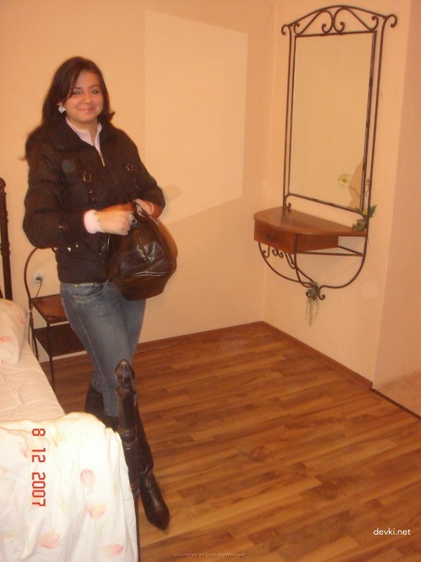 Curvy Girlfriend's Explicit Blowjob: Amateur Porn Photo