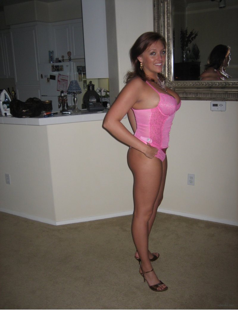 Curvy Beauty Amateur Porn Photoshoot with Explicit Content