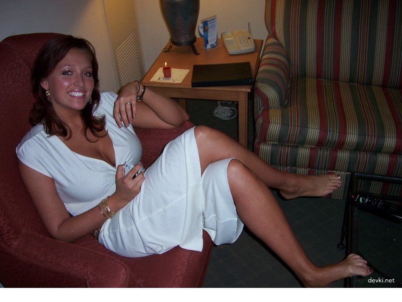 Curvy Beauty Amateur Porn Photoshoot with Explicit Content