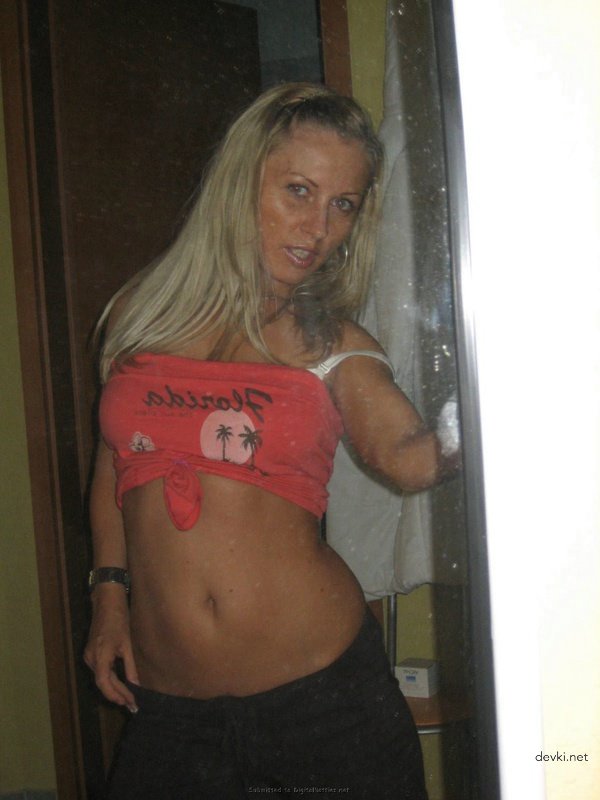 Hot Blonde Flashing Boobs - Explicit Amateur Photo