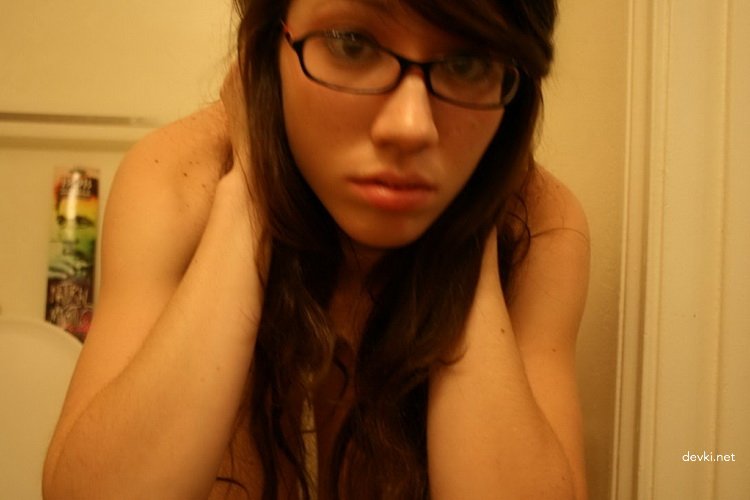 Amateur Slut Fingering Pussy - Explicit XXX Photos