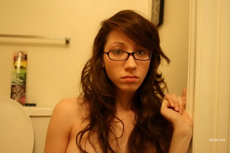 Amateur Slut Fingering Pussy - Explicit XXX Photos