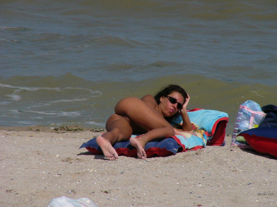 Nude Women on Beach: Explicit Amateur Photos of Naked Women Sunbathing