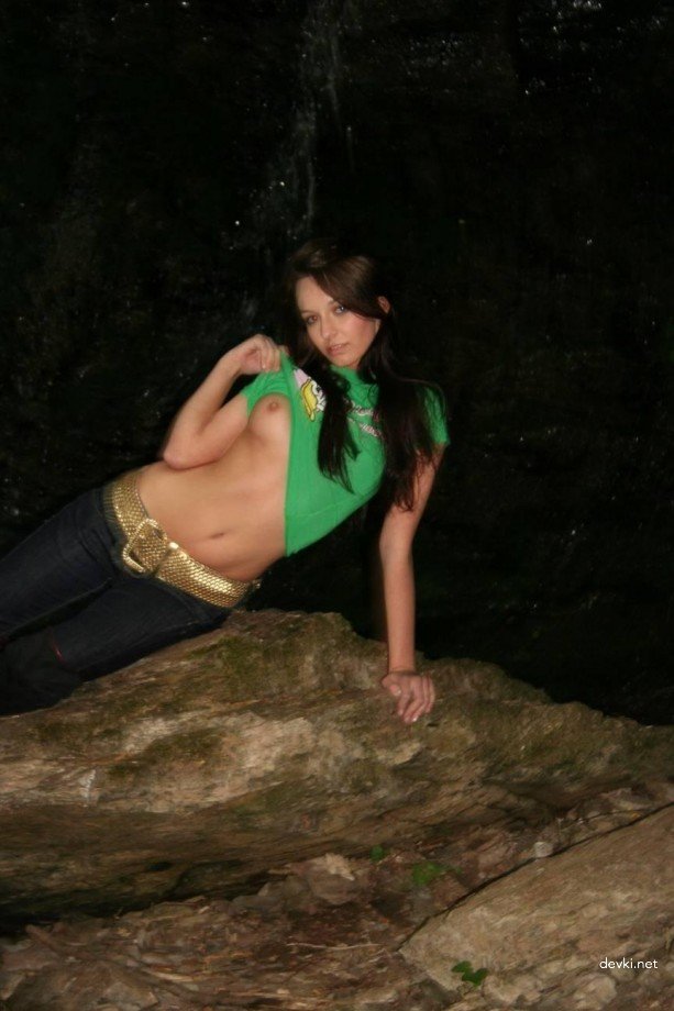 Amateur Girls Porn: Explicit Photos of Sexy Teens and MILFs