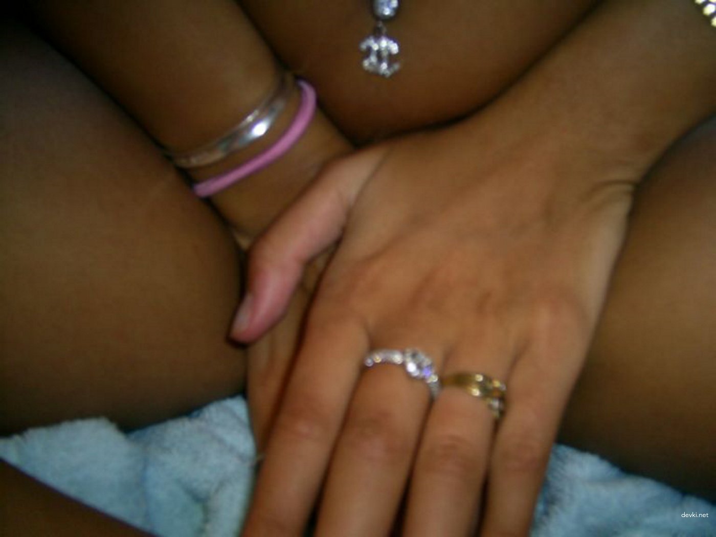 Sexy Girl Loves Posing Naked: Amateur Porn Photos