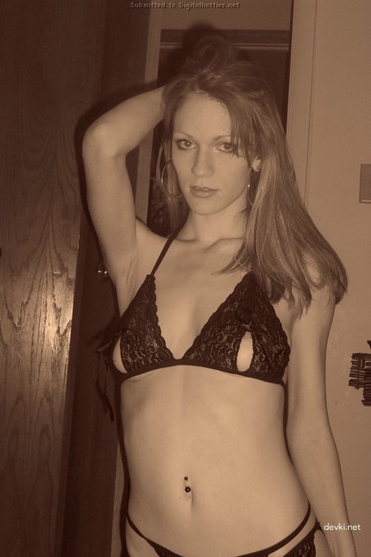 Skinny Redhead Girl Shows Off Her Pierogi - Amateur Explicit Photo