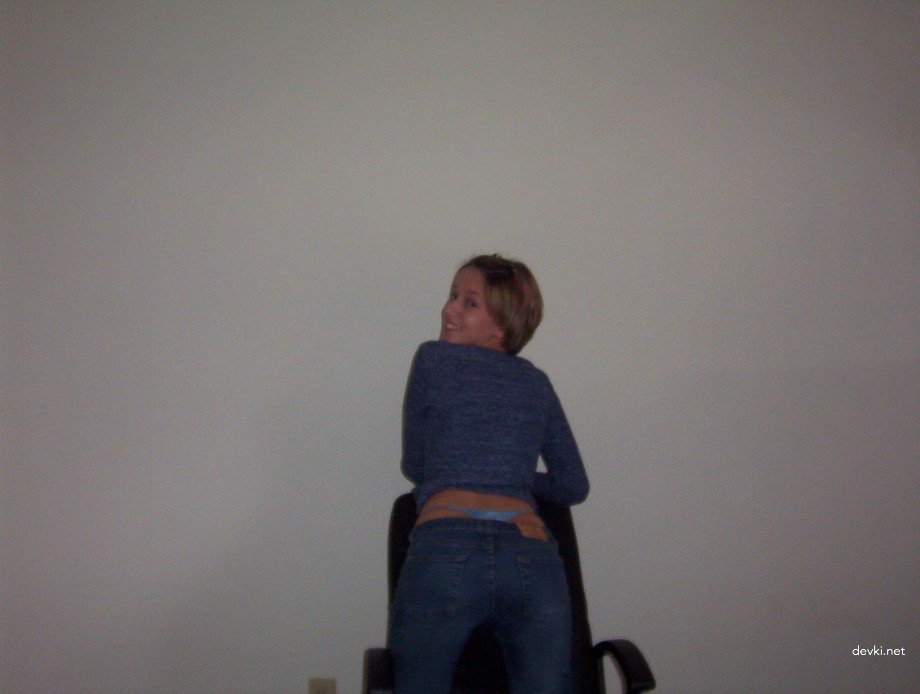 Amateur Girl Masturbates: Explicit Solo Porn Photos