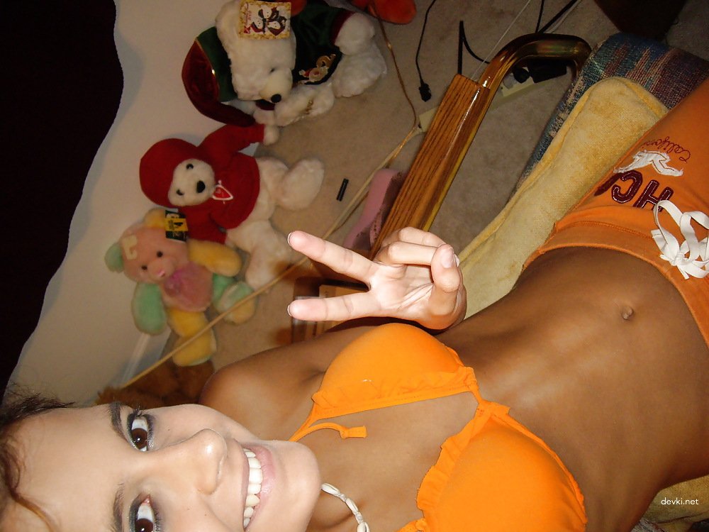 Sporty Amateur Girl's Explicit Home Porn Photos - Athletic Body XXX