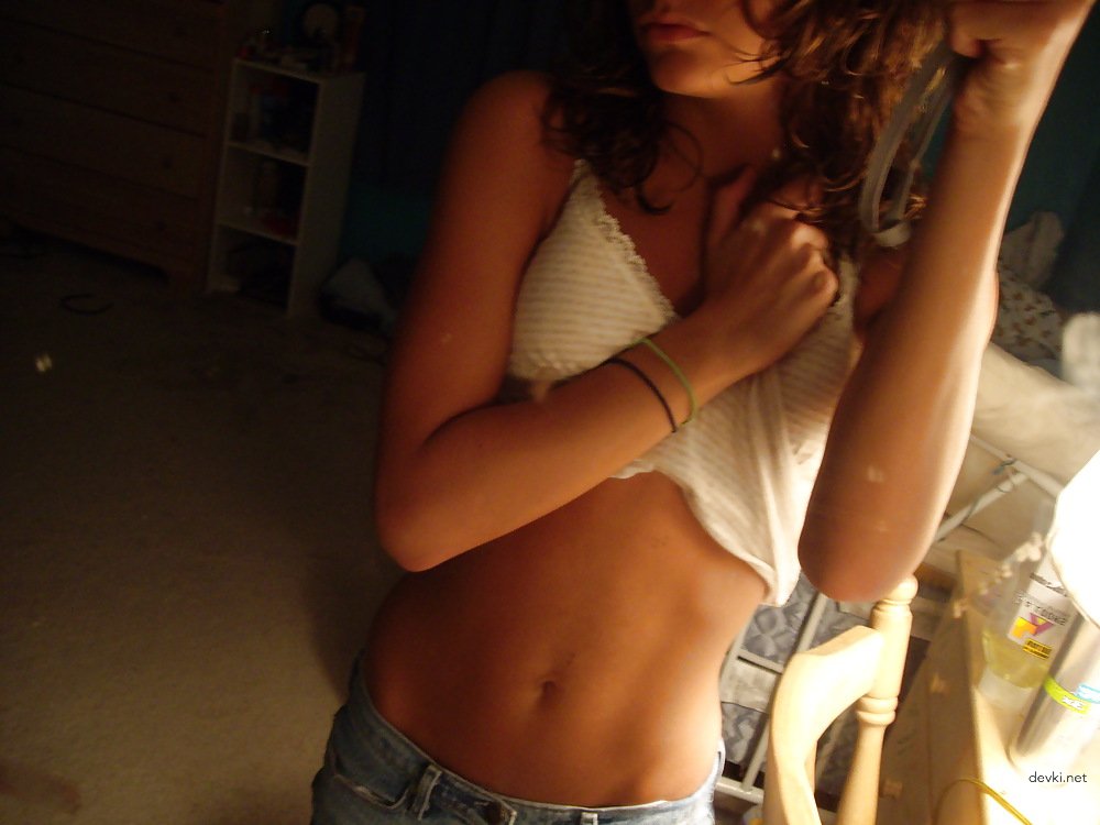 Sporty Amateur Girl's Explicit Home Porn Photos - Athletic Body XXX