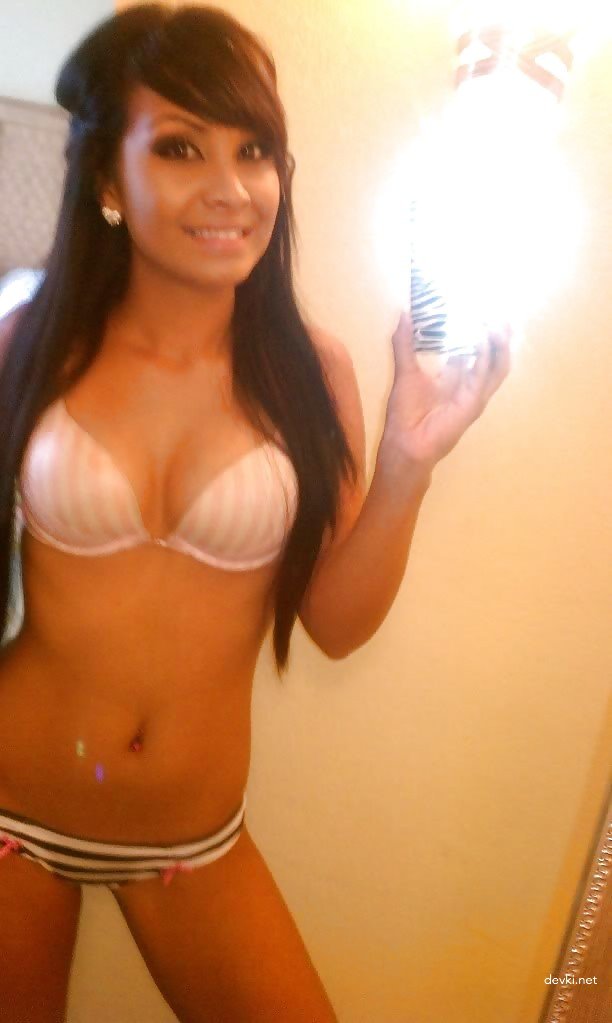 Sexy Girl Poses Seductively - Amateur Explicit Photo