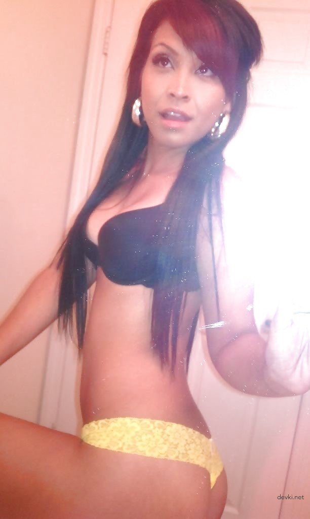 Sexy Girl Poses Seductively - Amateur Explicit Photo