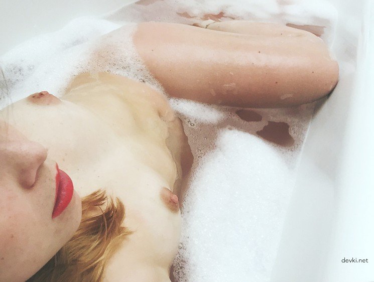 Amateur Bathroom Masturbation: Hot Solo Action