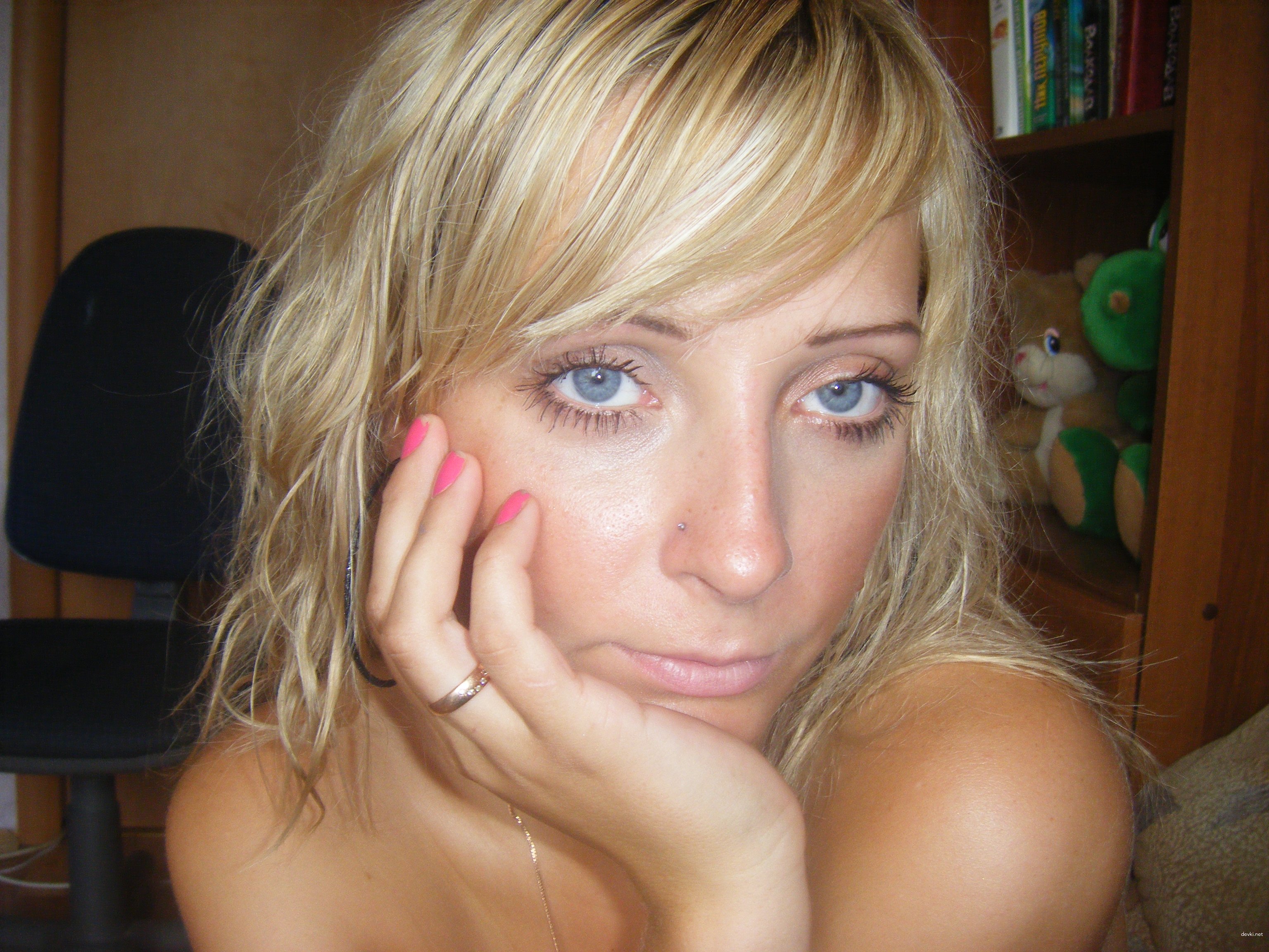 Amateur Teen Porn Pics: Explicit Homemade Girl-on-Girl Action