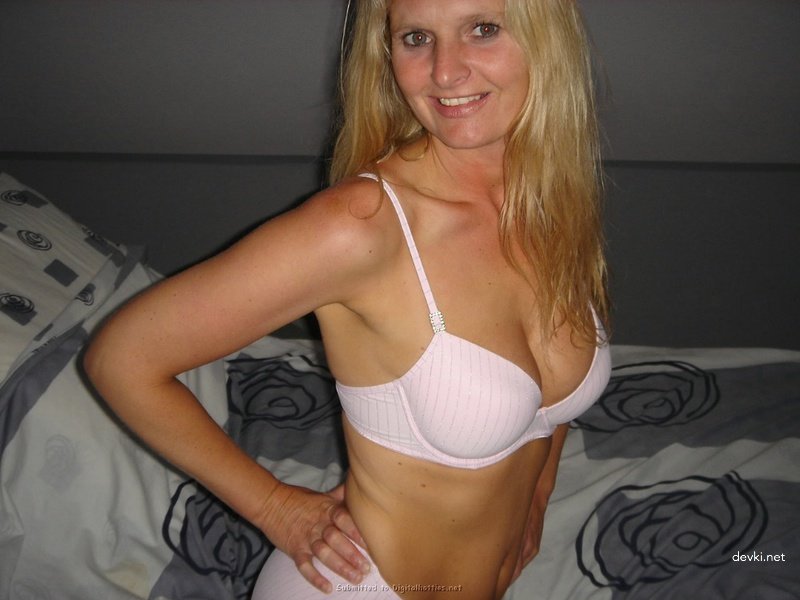 Amateur Hookup: Picked Up Girl Gets Fucked at Home