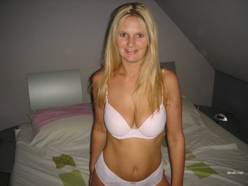 Amateur Hookup: Picked Up Girl Gets Fucked at Home