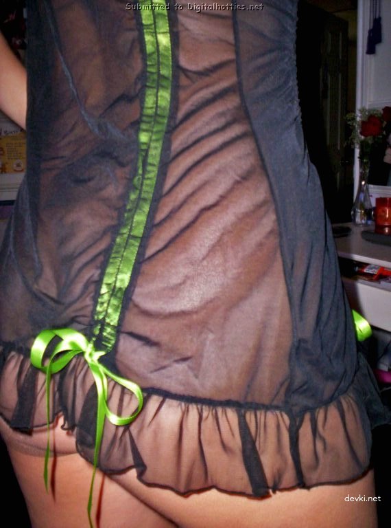 Amateur Girl Shaves Her Pierced Pussy: Explicit Homemade Porn