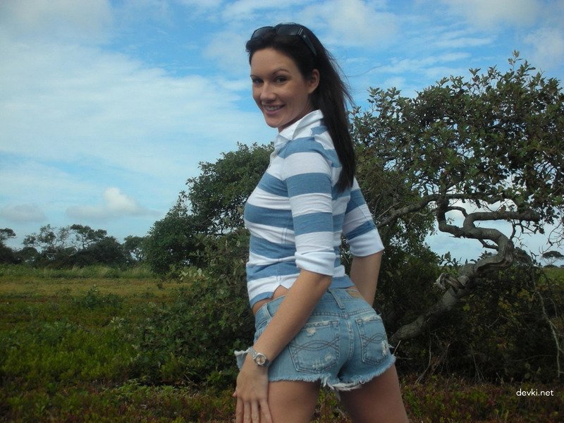Seductive Brunette Exposes Herself Naked: Amateur Explicit Photo