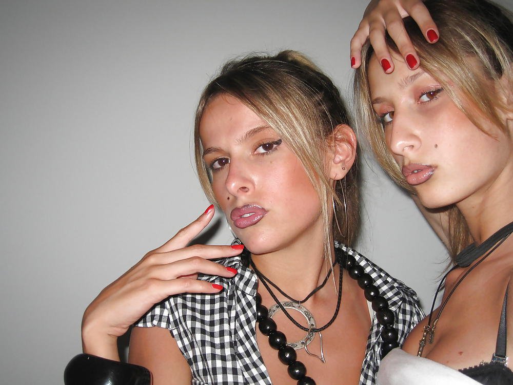 Hot Amateur Teen Porn: Cute Girl Gets Explicit in XXX Photos