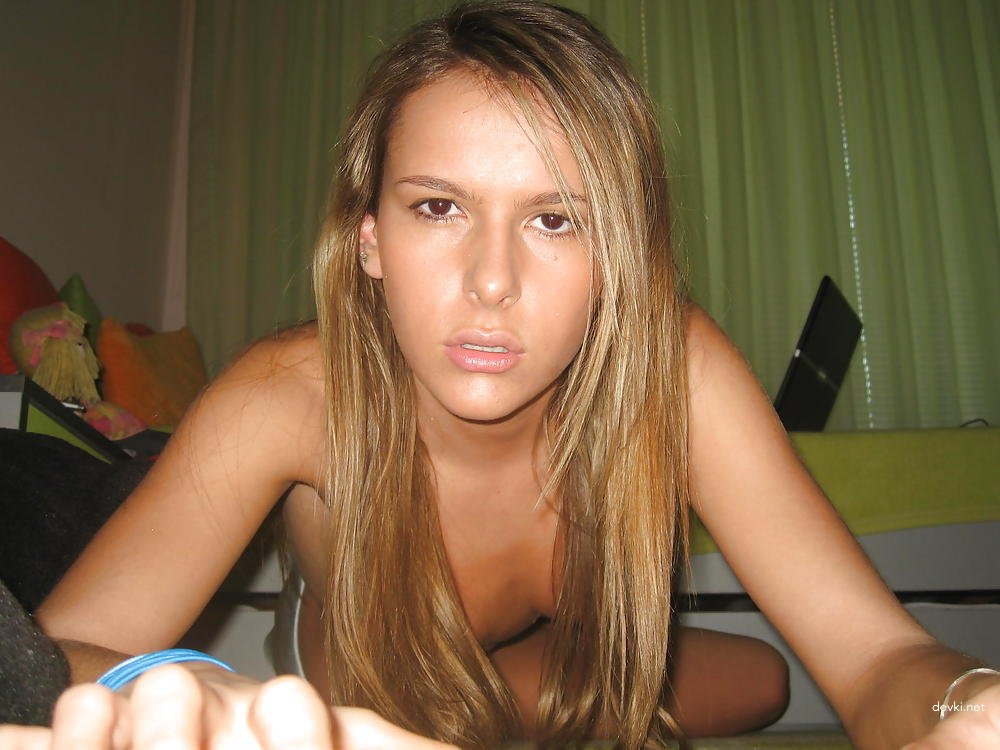 Hot Amateur Teen Porn: Cute Girl Gets Explicit in XXX Photos