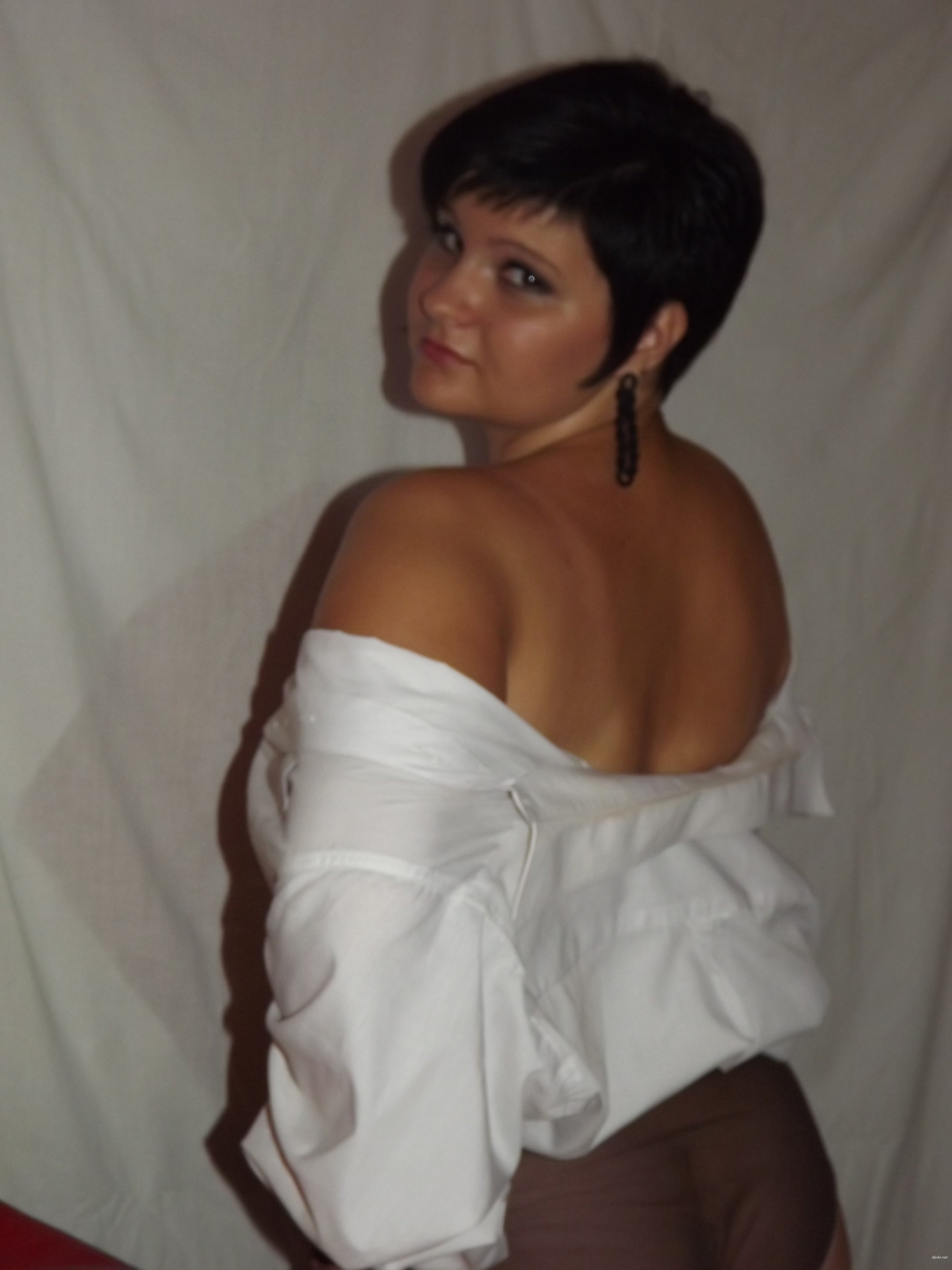 Amateur Photo Session with Anena: Explicit and Provocative Shots for Your Viewing Pleasure