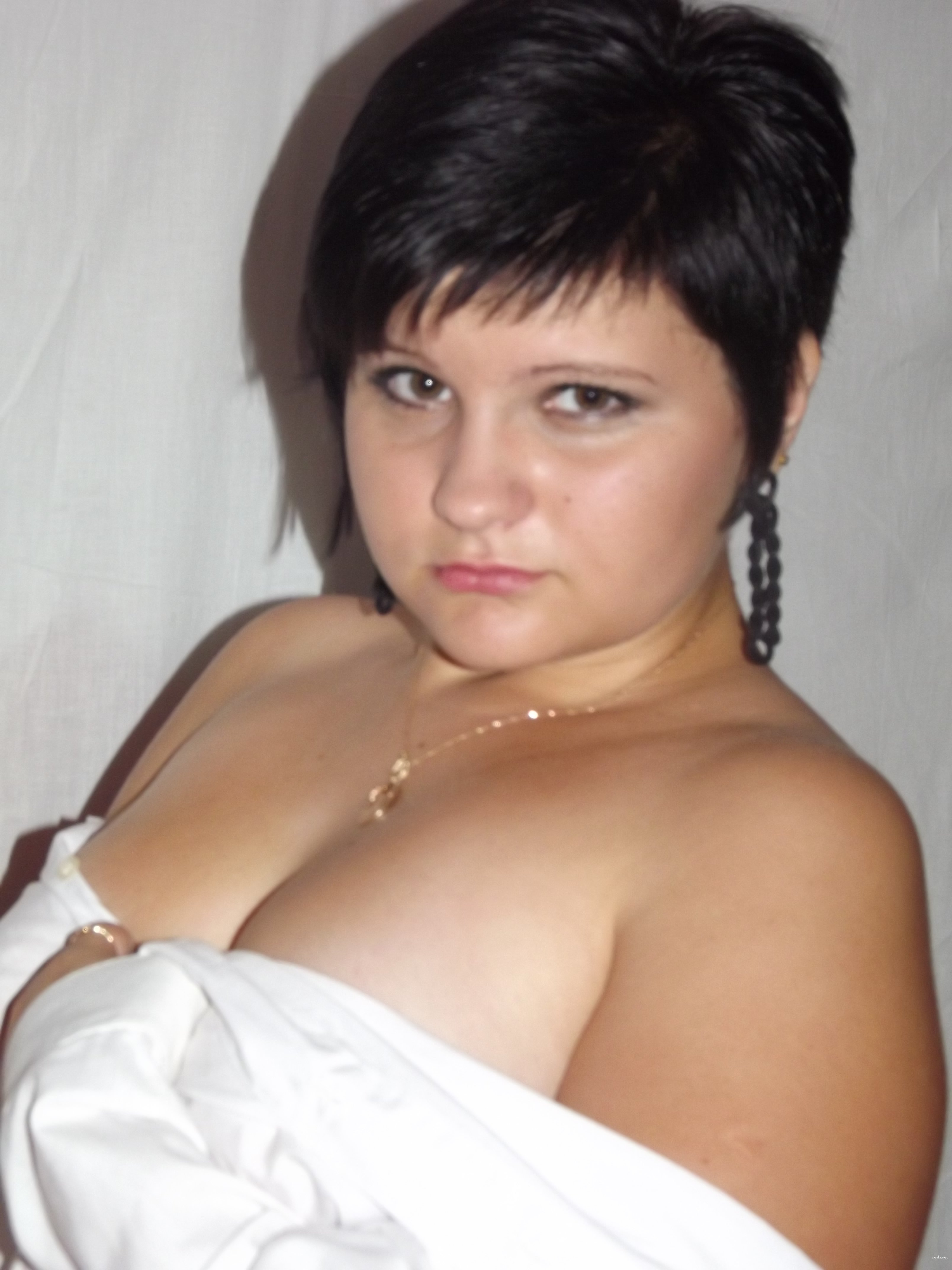 Amateur Photo Session with Anena: Explicit and Provocative Shots for Your Viewing Pleasure