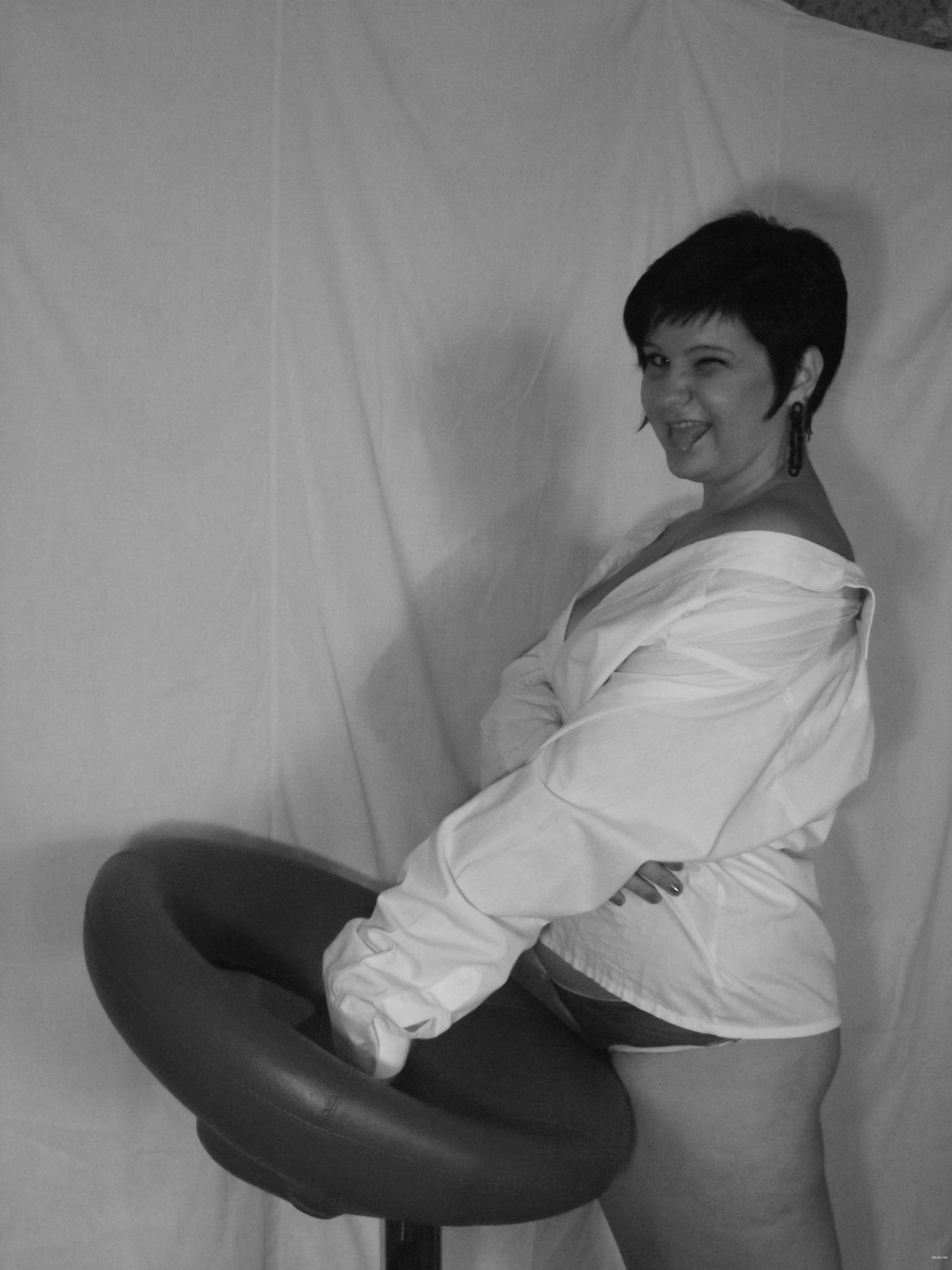 Amateur Photo Session with Anena: Explicit and Provocative Shots for Your Viewing Pleasure