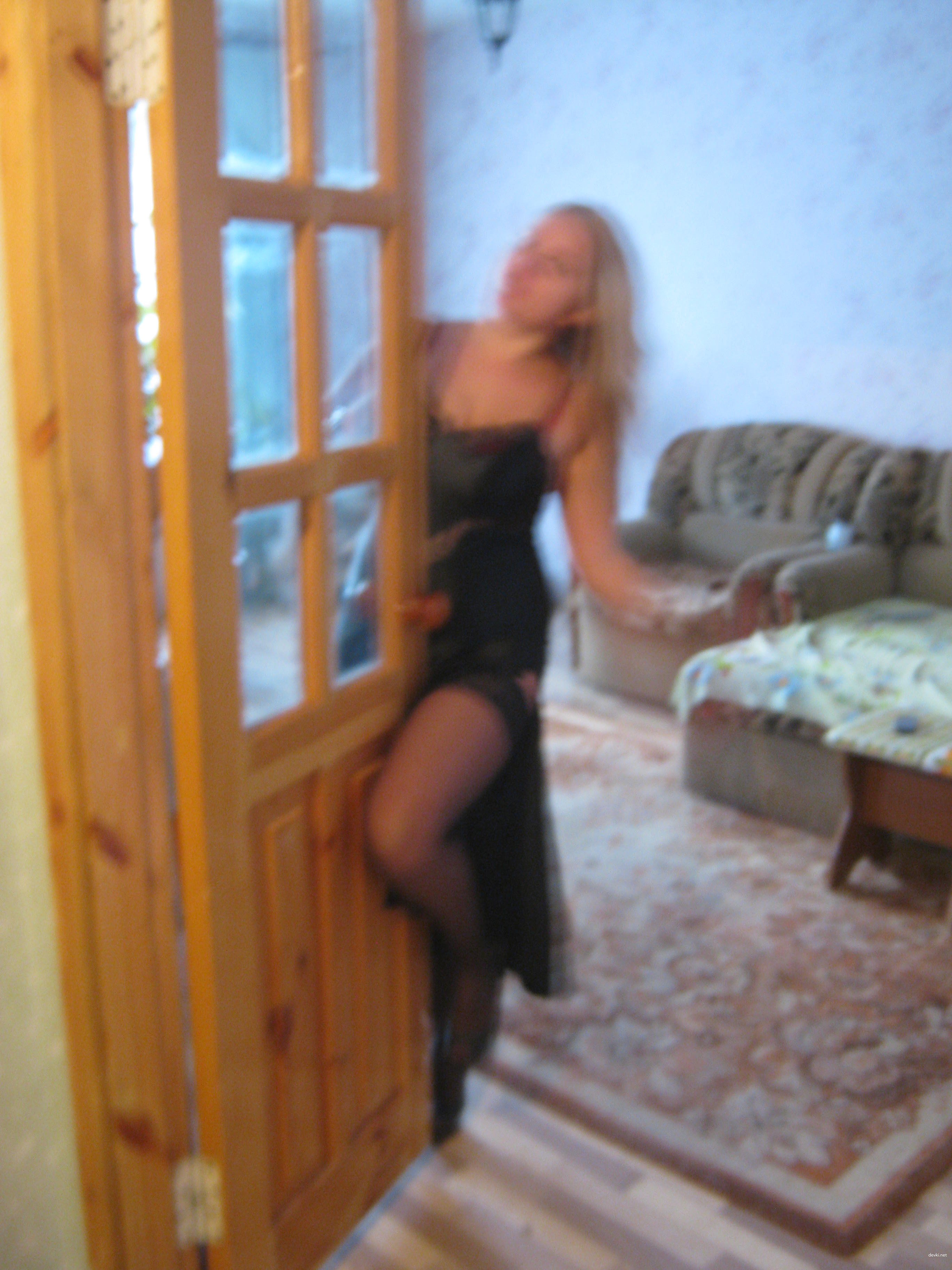 Amateur Girl Poses Nude: Explicit Porn Photos