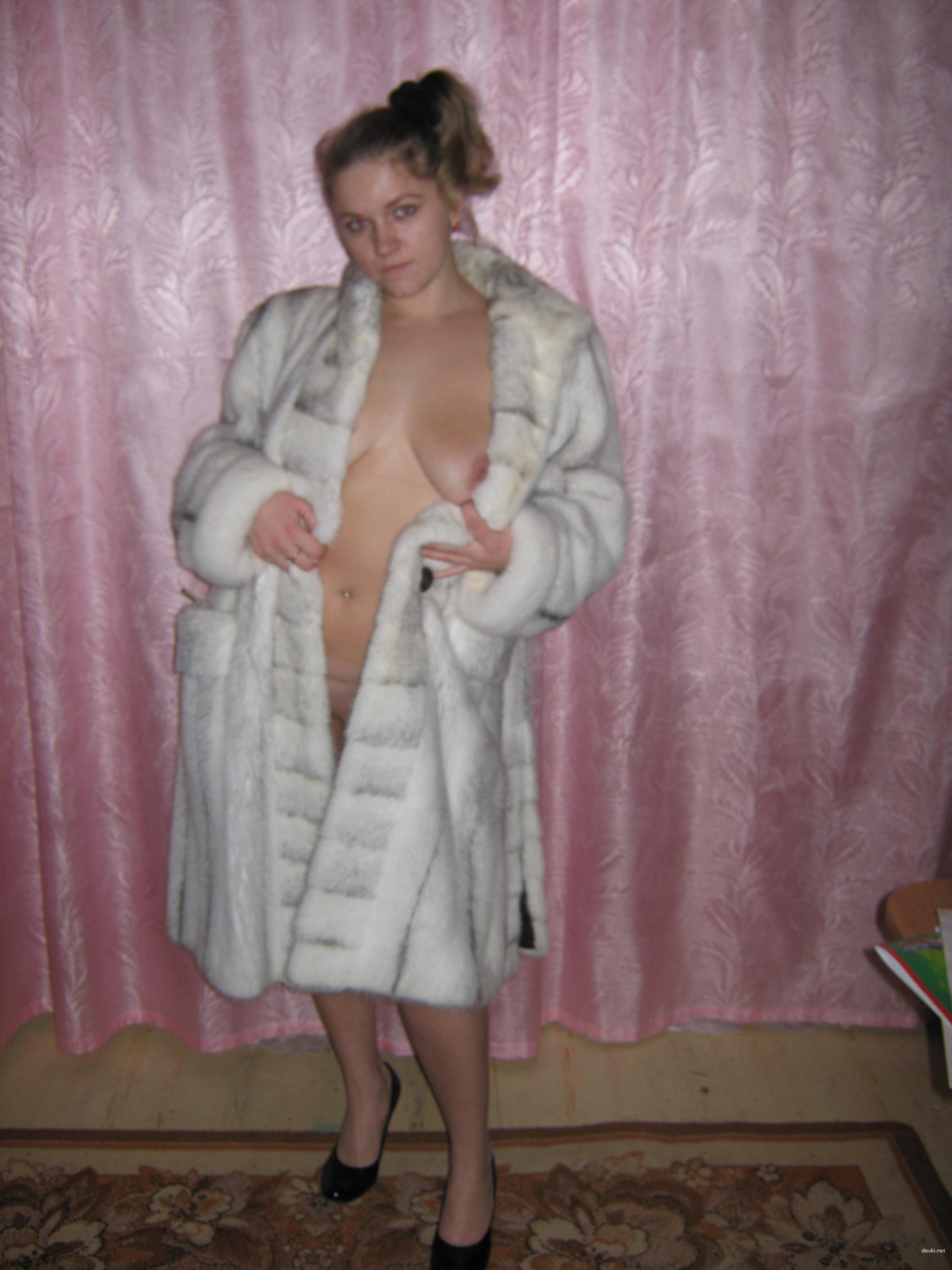 Amateur Girl Poses Nude: Explicit Porn Photos