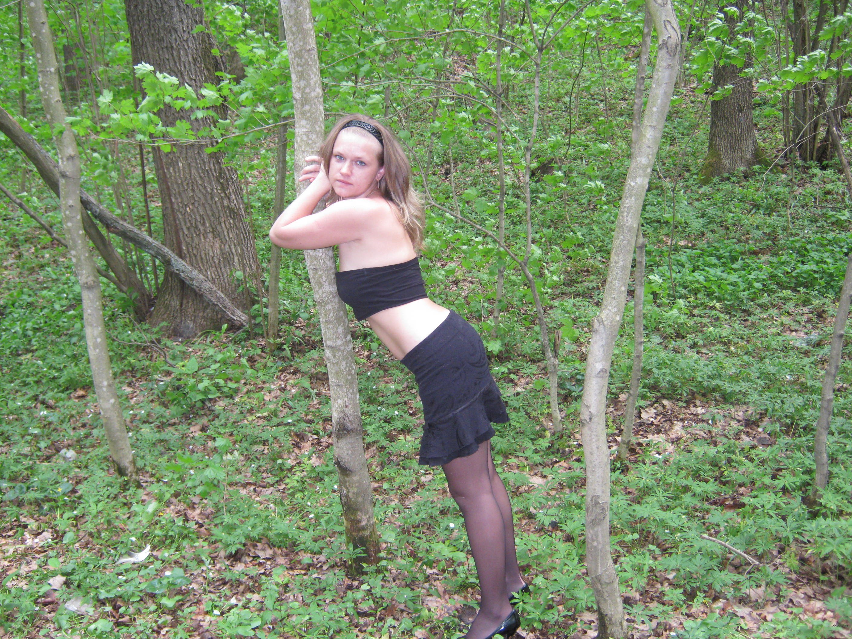 Amateur Girl Poses Nude: Explicit Porn Photos