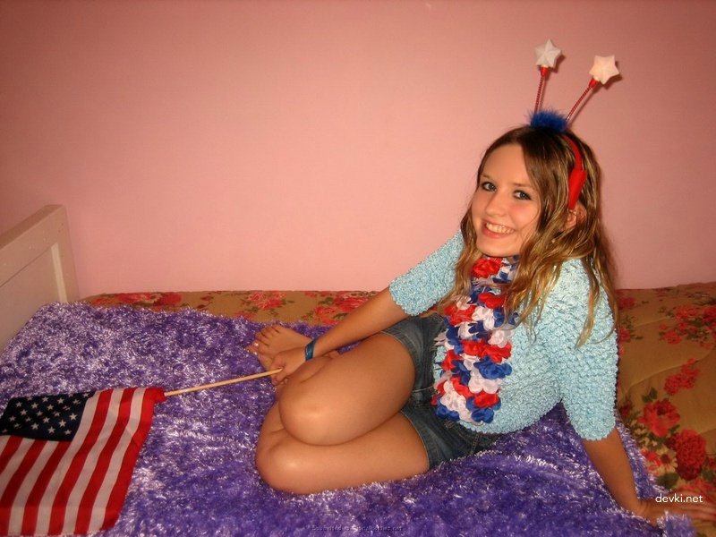 Hot Babe Fingering Pussy - Amateur Porn Pic