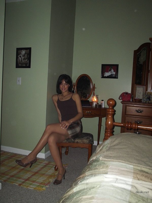 Short Skirt Slut Spreads Pussy for Amateur Porn Photo Shoot